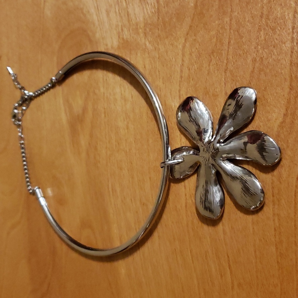2. Statement flower pendant necklace and earring set - Picture 6 of 10